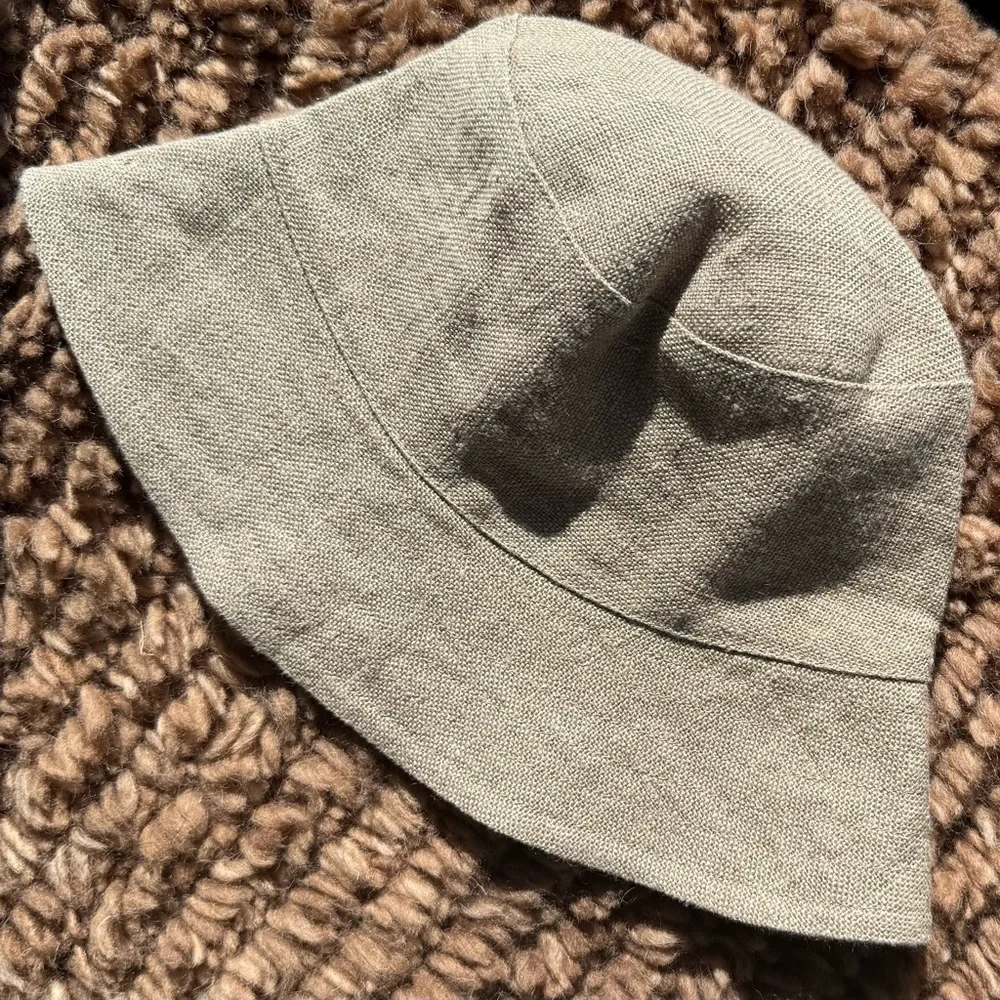 NWT Jenni Kayne Linen Bucket Hat
Size: S/M
Beautiful Tan Natural Linen Fabric - Picture 5 of 7